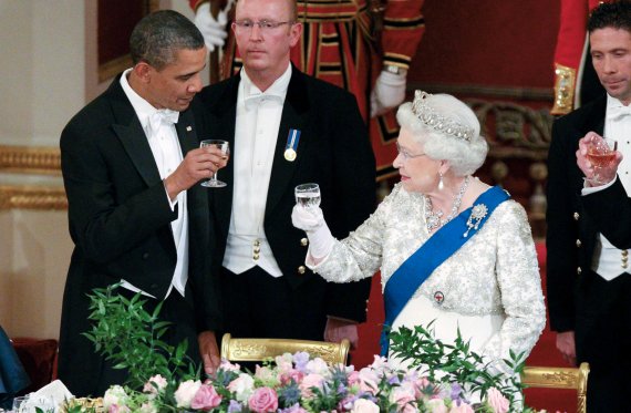 엘리자베스 2세 영국 여왕이 11일(현지시간) 영국 콘월에서 열리는 G7 정상회의 만찬에 참석한다. 사진은 2011년 5월 24일 런던 버킹엄궁에서 열린 국빈만찬에서 버락 오바마 당시 미국 대통령과 건배하는 모습. AP뉴시스