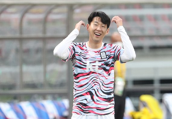 9일 오후 경기 고양시 고양종합운동장에서 열린 2022 국제축구연맹(FIFA) 카타르 월드컵 아시아지역 2차 예선 대한민국과 스리랑카의 경기를 앞두고 손흥민이 몸을 풀고 있다. 2021.6.9/뉴스1 © News1 송원영 기자