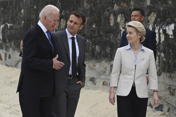주요 7개국(G7) 정상회의를 위해 영국 콘월에 도착한 조 바이든 미국 대통령과 에마뉘엘 마크롱 프랑스 대통령, 우르줄라 폰 데어 라이엔 유럽연합(EU) 집행위원장(왼쪽부터)이 11일(현지시간) 대화를 나누고 있다.AP뉴시스
