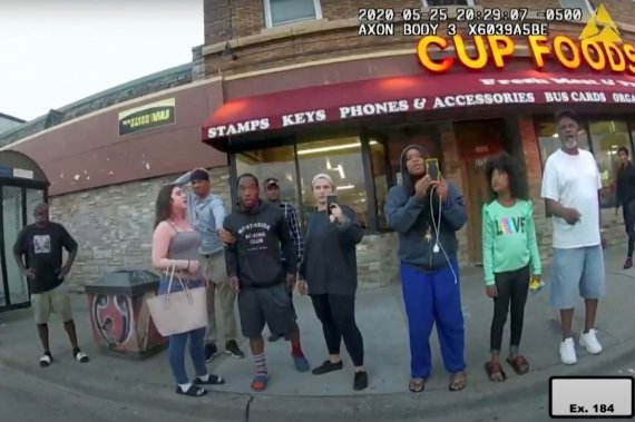 Darnella Frazier (3rd R) uses her mobile phone to record the arrest of George Floyd, in a still image taken from Minneapolis Police body camera video in Minneapolis, Minnesota, U.S. May 25, 2020. The Pulitzer board said it was awarding a /사진=뉴스1 외신화상