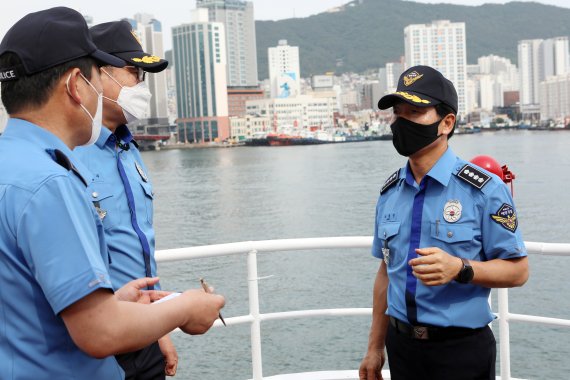 박형민 부산해양경찰서장(오른쪽)이 관내 해양 환경을 둘러보고 관계자들과 이야기를 나누고 있다.2021.06.11© 뉴스1