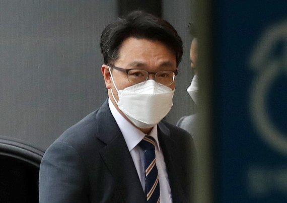 김진욱 고위공직자범죄수사처(공수처) 처장이 11일 오전 경기도 과천시 정부과천청사 공수처로 출근하고 있다. 2021.6.11/뉴스1 © News1 박세연 기자