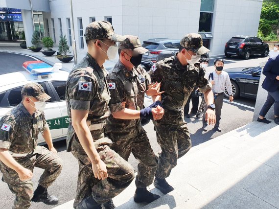 공군 부사관 '2차 가해·성추행' 의혹 간부, 군사법원 출석