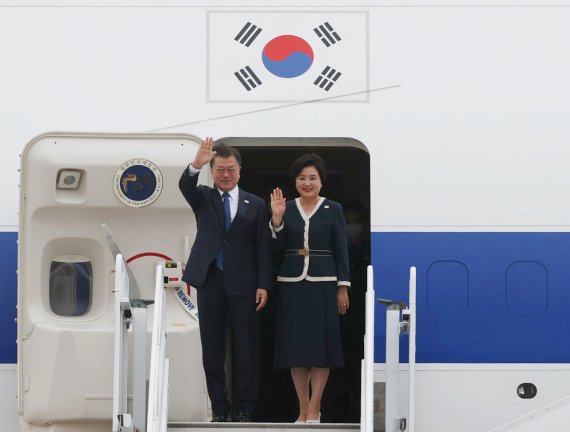 [콘월(영국)=뉴시스]박영태 기자 = G7 정상회의에 참석하는 문재인 대통령과 부인 김정숙 여사가 11일(현지시간) 영국 콘월 뉴키 공항에 도착해 전용기에서 내리며 손을 흔들고 있다. 2021.06.12. since1999@newsis.com