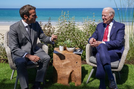 에마뉘엘 마크롱 프랑스 대통령과 조 바이든 미국 대통령이 지난 12일 영국 콘월 카비스 베이에서 개최 중인 주요 7개국(G7) 정상회의 계기 양자회담을 갖고 있다. 뉴스1 제공