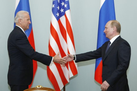 지난 2011년 3월 10일 러시아 모스크바에서 당시 총리였던 블라디미르 푸틴(오른쪽)과 부통령이었던 조 바이든이 악수를 나누고 있다.AP뉴시스