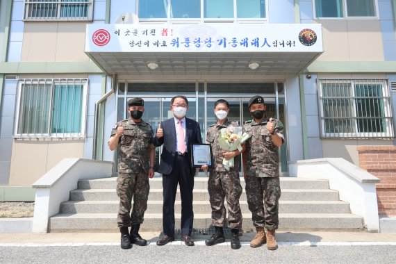 포스코청암재단이 육군 50사단 기동대대 마갑열 상사를 포스코히어로즈로 선정했다. 좌측부터 윤해철 50사단 기동대대 주임원사, 오동호 포스코청암재단 상임이사, 포스코히어로즈 마갑열 상사, 최홍기 50사단 기동대대장.(포스코 제공)