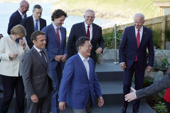 (G7 정상회의 참석차 영국을 방문중인 문재인 대통령이 12일(현지시간) 영국 콘월 카비스베이에서 참가국 정상들과 기념촬영 후 이동하고 있다. 청와대 제공