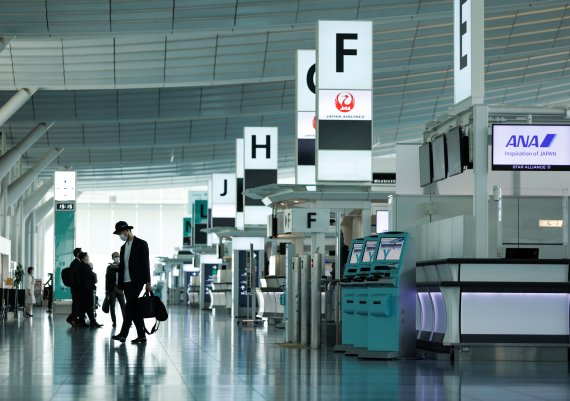 일본 도쿄 하네다 국제공항 지난 6월 중순 모습. 코로나19 감염 사태 이후 한일 간 '김포공항-하네다공항' 노선은 중단되고, 현재는 운항편수가 축소된 가운데 '인천-나리타' 노선만 운항하고 있다. 로이터 뉴스1