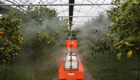 스마트팜 다기능 농작업 로봇이 시설 농장에서 마그네틱 선로를 따라 가면서 농약을 살포하고 있다. 생산기술연구원 제공