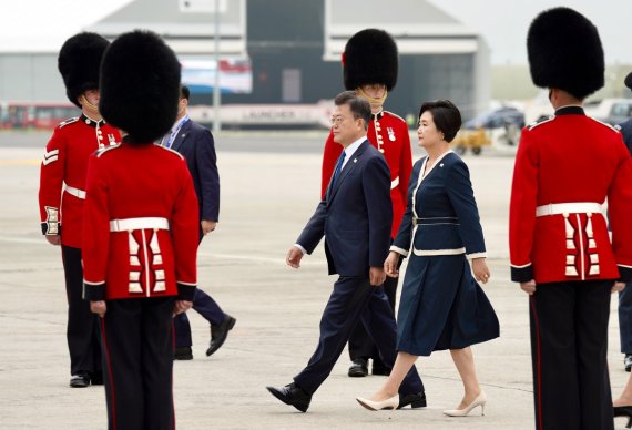 문재인 대통령과 부인 김정숙 여사가 11일(현지시간) G7 정상회의 참석차 영국 콘월 뉴키 공항에 도착해 공군1호기에서 내려 이동하고 있다. (청와대 제공) 2021.6.12/뉴스1 © News1 이광호 기자