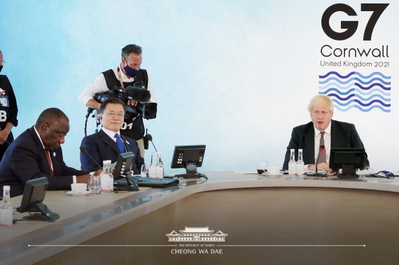G7 정상회의 참석차 영국을 방문 중인 문재인 대통령이 13일(현지시간) 영국 콘월 카비스베이에서 열린 기후변화 및 환경' 방안을 다룰 확대회의 3세션에 참석하고 있다. 사진=청와대 페이스북, 뉴스1.