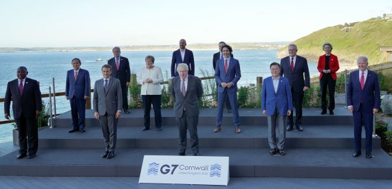 문재인 대통령이 12일(현지시간) 영국 콘월 카비스베이 양자회담장 앞에서 G7 정상회의에 참석한 정상들과 기념촬영을 하고 있다. 앞줄 왼쪽 첫번째에 남아공 시릴 라마포사 대통령이 서 있다. 뉴시스 제공