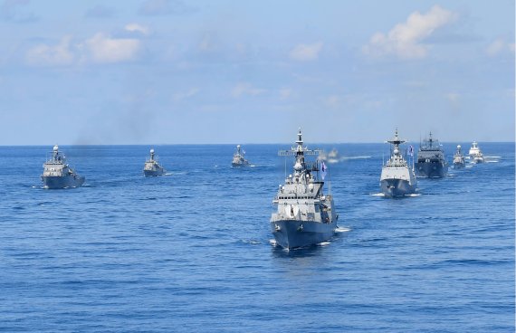 지난 2019년 8월 25일 '동해영토수호훈련'에 참가한 해군·해경 함정들이 기동 중인 모습. 사진=해군본부 제공, 뉴스1.