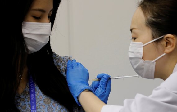지난 6월 전일본공수(ANA)의 한 직원이 일본 도쿄 하네다공항에 마련된 ANA의 백신 직장 접종장에서 미국 모더나 제약사의 코로나19 백신을 맞고 있다. 로이터 뉴스1