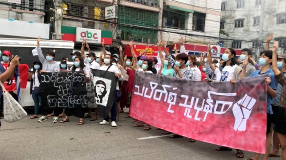 미얀마 시민들이 14일 한 때 수도였던 최대 도시 양곤에서 군부 쿠데타에 반대하는 시위를 하고 있다. 로이터뉴스1