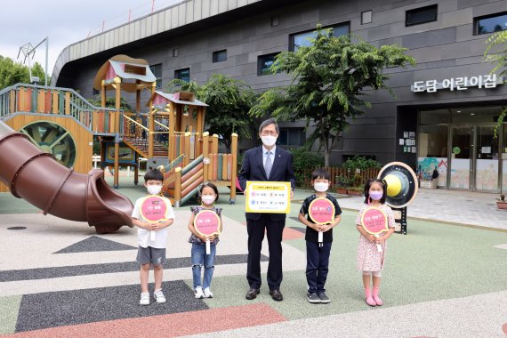 정재훈 한국수력원자력 사장(가운데)이 14일 경주시 불국로 본사 도담어린이집 원생들과 함께 어린이 교통사고 예방과 교통문화 정착을 위해 '어린이 교통안전 릴레이 챌린지'에 동참했다. 한국수력원자력 제공