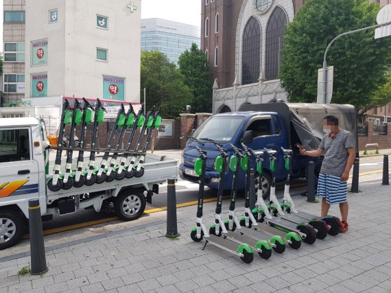서울 서대문구 신촌에 전동킥보드가 배치되는 모습. /사진=윤홍집 기자