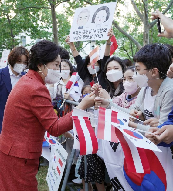 [비엔나(오스트리아)=뉴시스]박영태 기자 = 문재인 대통령과 함께 오스트리아를 국빈방문한 김정숙 여사가 13일 오후(현지시간) 비엔나 숙소 앞에서 교민들과 인사하고 있다. 2021.06.14. since1999@newsis.com <저작권자ⓒ 공감언론 뉴시스통신사. 무단전재-재배포 금지.> /사진=뉴시스화상