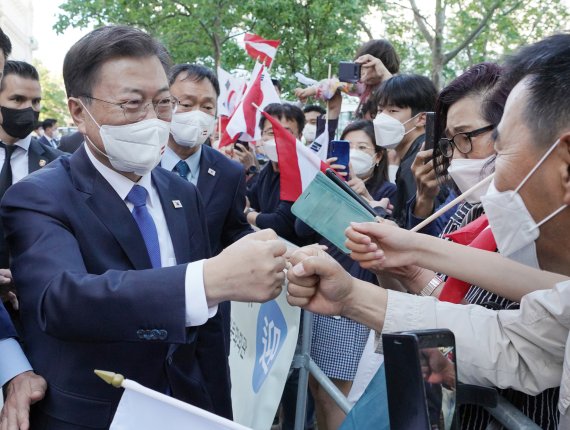 [비엔나(오스트리아)=뉴시스]박영태 기자 = 오스트리아를 국빈방문한 문재인 대통령이 13일 오후(현지시간) 비엔나 숙소 앞에서 교민들과 인사하고 있다. 2021.06.14. since1999@newsis.com <저작권자ⓒ 공감언론 뉴시스통신사. 무단전재-재배포 금지.> /사진=뉴시스화상