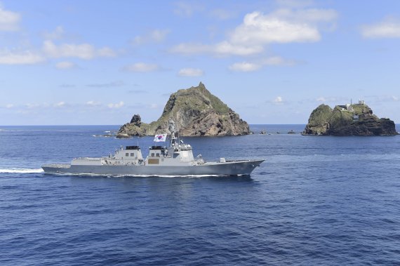 지난 2019년 동해영토수호훈련에 참가한 세종대왕함(DDG, 7,600톤급)이 독도 앞을 항해하는 모습. 사진=해군 제공, 뉴시스.