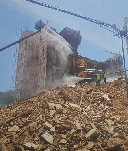 건물이 무너져 도로로 쏟아지기 직전 상황. 철거물 뒤편에 쌓아올린 건축잔재물 위에 굴착기를 올려 일시 철거하고 있다. 독자제공 *재판매 및 DB 금지