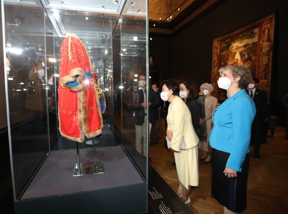오스트리아를 국빈 방문중인 김정숙 여사가 14일(현지시간) 오스트리아 비엔나 미술사박물관을 방문해 '조선 왕자의 투구와 갑옷'을 살펴보고 있다. /사진=뉴시스