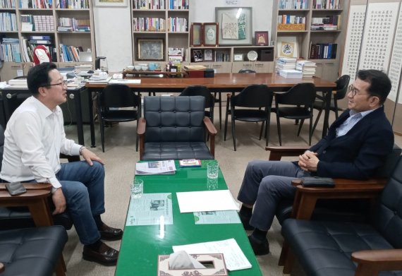 국민의힘 이장우(왼쪽) 대전 동구 당협위원장이 지난 14일 동구 중동 자신의 사무실에서 뉴스1 대전충남취재본부 백운석 국장과 대화를 나누고 있다. 최 일 기자 ©뉴스1