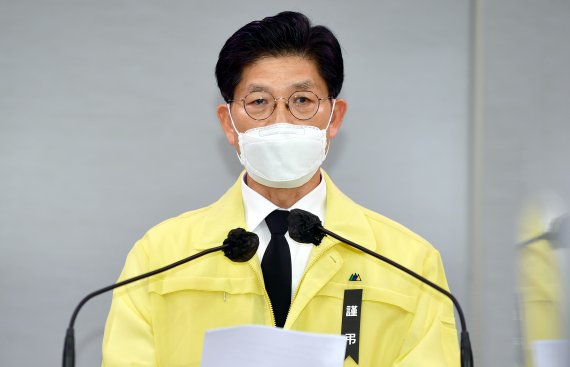 노형욱 국토교통부 장관이 15일 광주광역시 동구청 3층 영상회의실에서 17명의 사상자가 발생한 광주광역시 동구 학동 재개발사업 공사현장 철거건물 붕괴 및 시내버스 매몰 참사' 관련 네 번째 중앙사고수습본부 회의 결과를 발표하고 있다.사진=뉴시스 제공