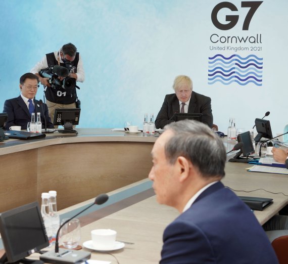 문재인 대통령이 13일(현지시간) 영국 콘월에서 열린 G7 정상회의에 참석하고 있다. 그 대각선으로 일본 스가 요시히데 총리가 앉아있다. AP뉴시스