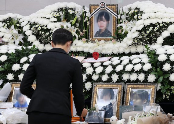 지난 11일 오전 경기도 성남시 국군수도병원 장례식장에 마련된 고(故) 이모 공군 중사 분향소를 찾은 조문객이 조문을 하고 있다. 뉴스1 제공