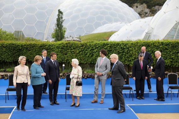 지난 11일(현지시간) 영국 콘월에서 열린 G7정상회의에서 영국 엘리자베스 여왕과 각국 정상들이 기념촬영 후 환담을 나누고 있다. 로이터 뉴스1