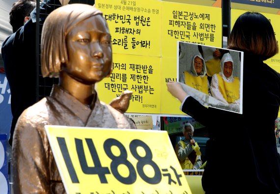 서울 종로구 옛 일본대사관 앞 평화의 소녀상. 사진=뉴스1