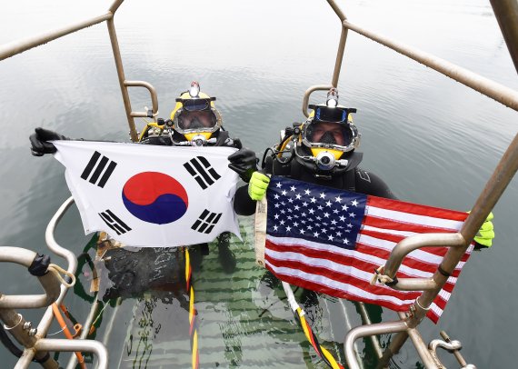 15일 경남 창원 진해만 일대에서 열린 한미 연합 구조전 훈련에서 양국 구조대원들이 손상 함정 긴급 복구 훈련 종료 후 자국 국기를 들어보이고 있다. (해군 제공) 2021.6.15/뉴스1 /사진=뉴스1