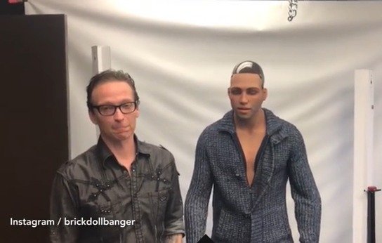 리얼돌 설립자이자 CEO인 매트 맥멀렌(왼쪽)이 남성과 여성 모두가 사용 가능한 섹스 로봇을 소개하고 있다. (인스타그램 갈무리) © 뉴스1