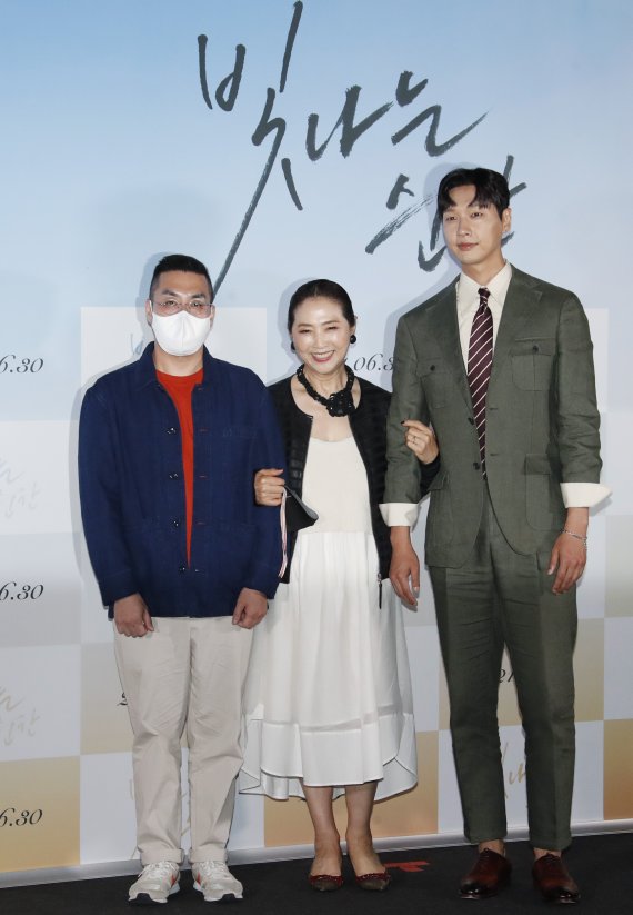 소준문 감독(왼쪽부터), 배우 고두심, 지현우가 14일 오후 서울 용산CGV에서 열린 영화 '빛나는 순간' 언론배급시사회에서 포즈를 취하고 있다. '빛나는 순간'은 제주 최고의 해녀 진옥(고두심)과 그를 주인공으로 다큐멘터리를 찍는 PD 경훈(지현우 분)의 특별한 사랑 이야기를 그린 작품이다. 2021.6.14/뉴스1 © News1 권현진 기자