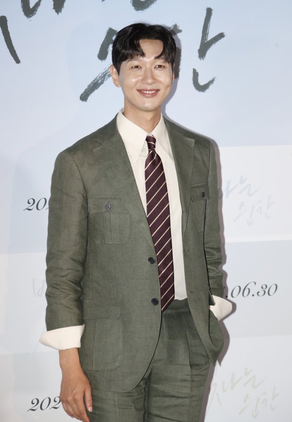 배우 지현우가 14일 오후 서울 용산CGV에서 열린 영화 '빛나는 순간' 언론배급시사회에서 포즈를 취하고 있다. '빛나는 순간'은 제주 최고의 해녀 진옥(고두심)과 그를 주인공으로 다큐멘터리를 찍는 PD 경훈(지현우 분)의 특별한 사랑 이야기를 그린 작품이다. 2021.6.14/뉴스1 © News1 권현진 기자