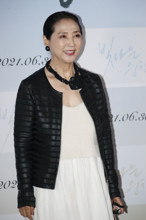 배우 고두심이 14일 오후 서울 용산CGV에서 열린 영화 '빛나는 순간' 언론배급시사회에서 포즈를 취하고 있다. '빛나는 순간'은 제주 최고의 해녀 진옥(고두심)과 그를 주인공으로 다큐멘터리를 찍는 PD 경훈(지현우 분)의 특별한 사랑 이야기를 그린 작품이다. 2021.6.14/뉴스1 © News1 권현진 기자