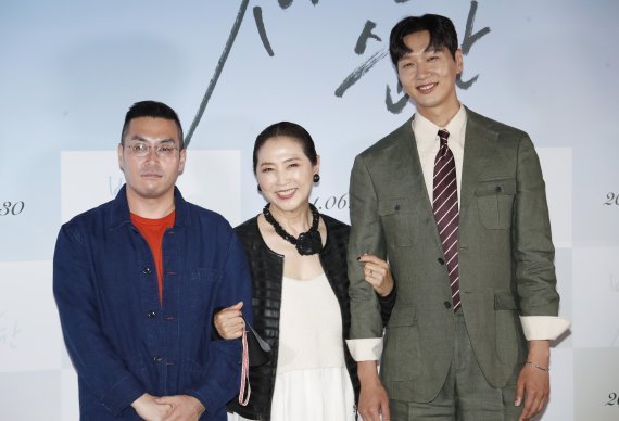 소준문 감독(왼쪽부터), 배우 고두심, 지현우가 14일 오후 서울 용산CGV에서 열린 영화 '빛나는 순간' 언론배급시사회에서 포즈를 취하고 있다. '빛나는 순간'은 제주 최고의 해녀 진옥(고두심)과 그를 주인공으로 다큐멘터리를 찍는 PD 경훈(지현우 분)의 특별한 사랑 이야기를 그린 작품이다. 2021.6.14/뉴스1 © News1 권현진 기자