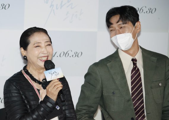 배우 고두심(왼쪽)이 14일 오후 서울 용산CGV에서 열린 영화 '빛나는 순간' 언론배급시사회에 지현우와의 호흡에 대해 이야기 하고 있다. '빛나는 순간'은 제주 최고의 해녀 진옥(고두심)과 그를 주인공으로 다큐멘터리를 찍는 PD 경훈(지현우 분)의 특별한 사랑 이야기를 그린 작품이다. 2021.6.14/뉴스1 © News1 권현진 기자