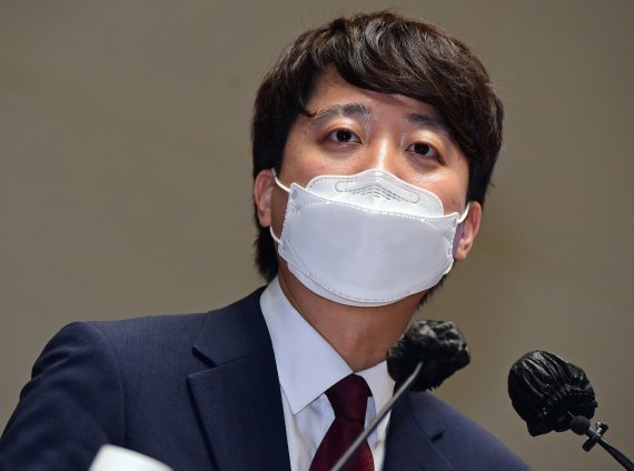 [서울=뉴시스]추상철 기자 = 이준석 국민의힘 당 대표가 14일 오후 서울 여의도 국회 예결위 회의장에서 열린 '국민의힘 의원총회'에 참석해 발언하고 있다. (공동취재사진) 2021.06.14. photo@newsis.com