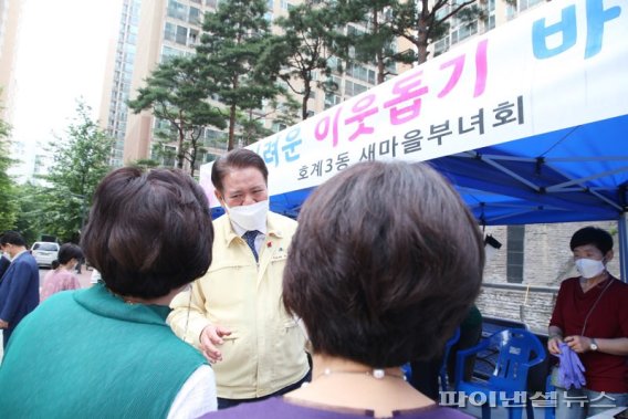 최대호 안양시장 15일 호계3동 행복동행. 사진제공=안양시