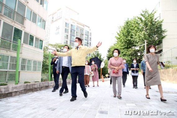 최대호 안양시장 15일 호계3동 행복동행. 사진제공=안양시