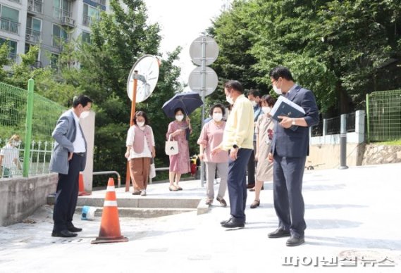 최대호 안양시장 15일 호계3동 행복동행. 사진제공=안양시