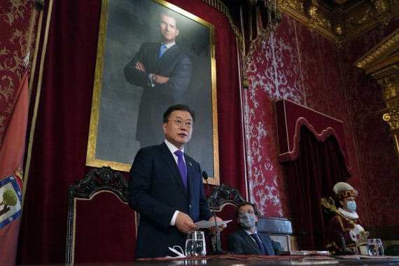 [마드리드(스페인)=뉴시스]박영태 기자 = 스페인을 국빈 방문 중인 문재인 대통령이 15일(현지시간) 스페인 마드리드 시청 내 시의회 본회의장에서 답사를 하고 있다. 2021.06.16. since1999@newsis.com <저작권자ⓒ 공감언론 뉴시스통신사. 무단전재-재배포 금지.> /사진=뉴시스화상