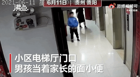 중국의 한 남자아이가 공공장소에서 오줌을 싼 뒤 뻔뻔하게 CCTV를 향해 가운데 손가락을 올리고 유유히 사라지고 있다. /동영상=웨이보 갈무리, 뉴스1