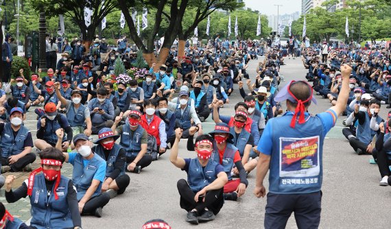 15일 오후 서울 영등포구 여의도공원에서 전국택배노동조합원들이 택배 노동자들의 과로사 문제 해결을 촉구하는 집회를 하고 있다. /사진=뉴스1