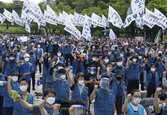 사회적 합의기구 일정에 맞춰 이틀째 상경투쟁을 진행하고 있는 전국택배노동조합 회원들이 16일 서울 여의도공원에서 열린 문화제에서 '임을 위한 행진곡'을 제창하고 있다. /사진=뉴시스
