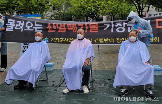 ▲ 16일 오전 장안읍 산업폐기물 반대대책위원회 김정대, 김성구, 박태현 공동위원장 세 명이 산업폐기물 매립장 반대 항의 의미로 삭발식을 단행했다.