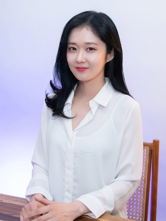 [서울=뉴시스]배우 장나라가 16일 오후 KBS2 수목드라마 '대박부동산' 종영 기념 화상인터뷰에 앞서 포즈를 취하고 있다. (사진=라원문화 제공) 2021.06.16. photo@newsis.com *재판매 및 DB 금지